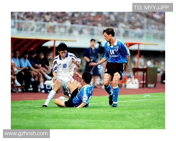 相差17岁的足球明星如何在绿茵场上创造传奇与辉煌的故事