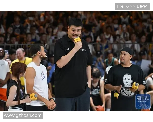 姚明与众多篮球明星亲密合影展现篮球精神与友谊的魅力